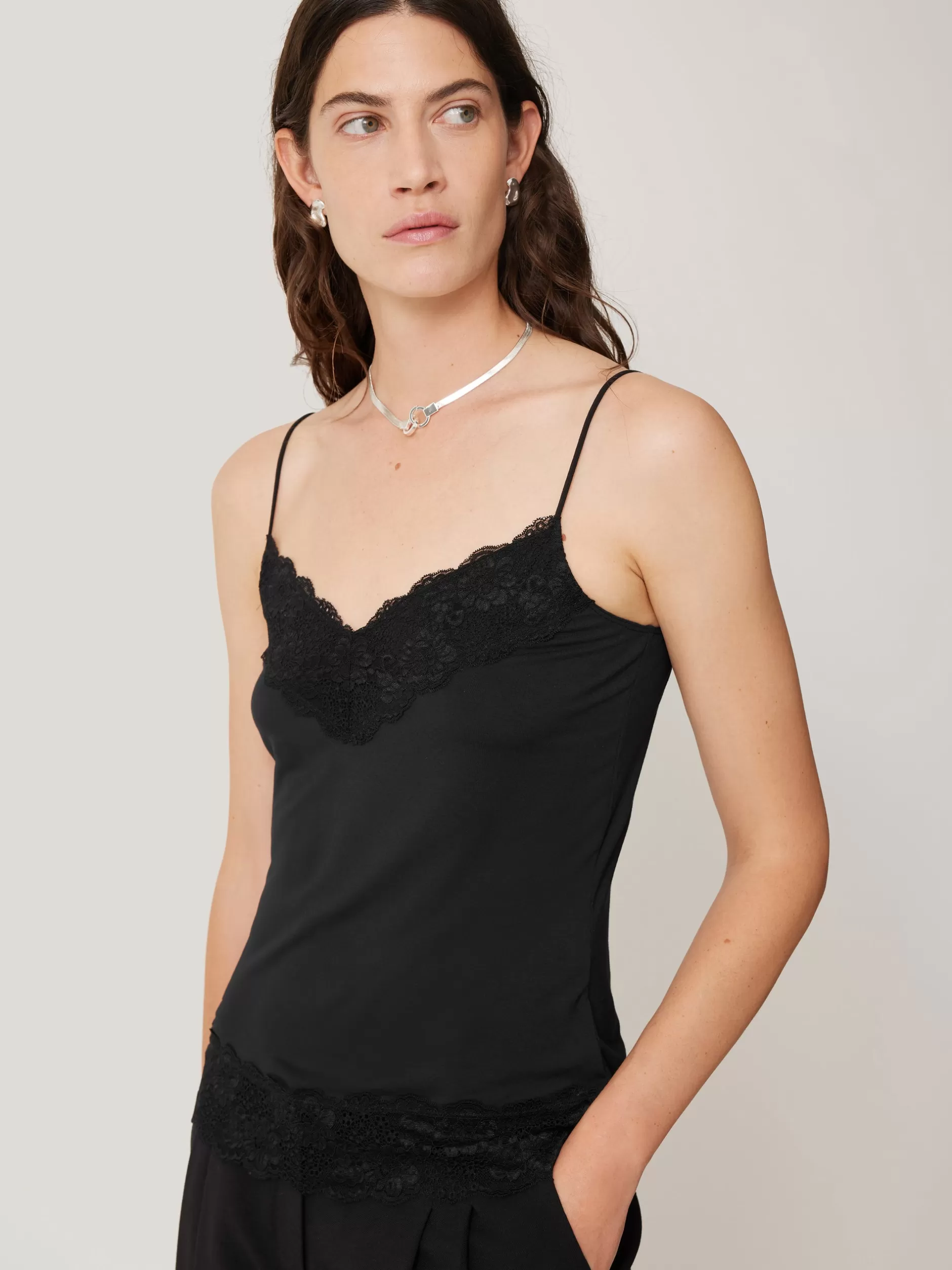 Outlet Jigsaw Modal Lace Vest Black